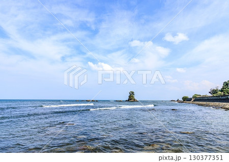 高岡市、雨晴海岸より眺める富山湾の女岩 130377351