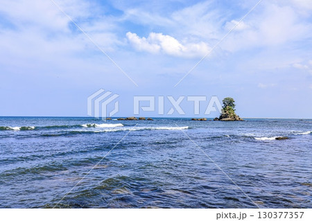 高岡市、雨晴海岸より眺める富山湾の女岩 130377357