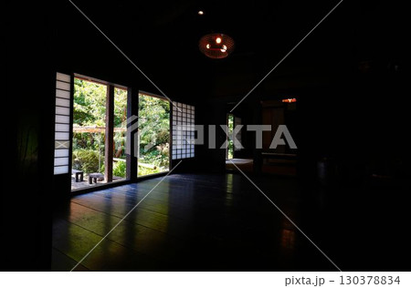 障子の扉と庭の風景 障子の扉と庭の風景 130378834