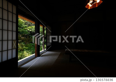 障子の扉と庭の風景 障子の扉と庭の風景 130378836