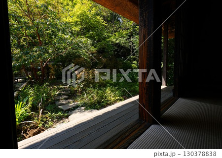 日本家屋と庭の風景 日本家屋と庭の風景 130378838