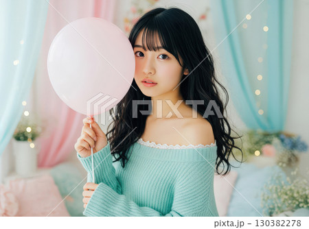 ピンクの風船を持つ夢かわいい若い女性のポートレート（AI生成素材） 130382278