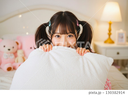 ベッドの上で枕から顔を出す可愛いツインテールの女性(AI生成画像) ベッドの上で枕から顔を出す可愛いツインテールの女性(AI生成画像) 130382914