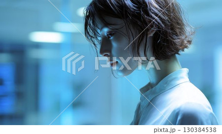 実験室に立つ若い女性 130384538