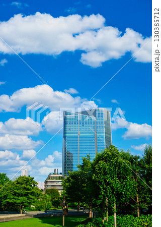 わた雲が綺麗な高輪ゲートウェイ駅周辺の超高層ビル 130385712