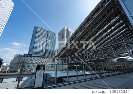 大阪駅周辺＜大阪駅から阪神・阪急百貨店を望む＞ 130385824