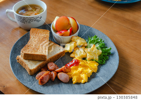 トーストとスクランブルエッグの朝食プレート 130385848