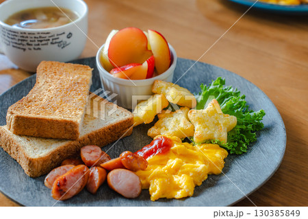 トーストとスクランブルエッグの朝食プレート 130385849