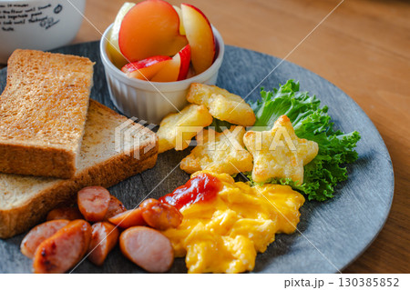 トーストとスクランブルエッグの朝食プレート 130385852