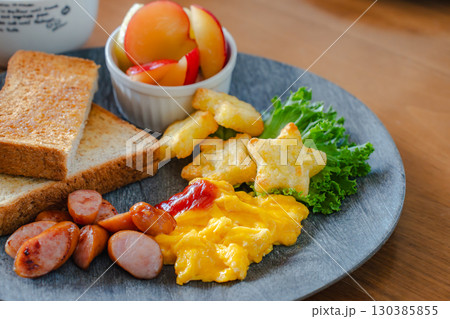 トーストとスクランブルエッグの朝食プレート 130385855