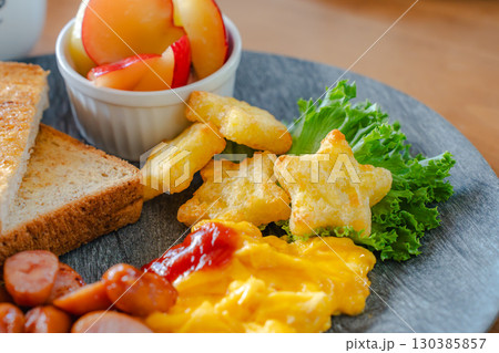 トーストとスクランブルエッグの朝食プレート トーストとスクランブルエッグの朝食プレート 130385857