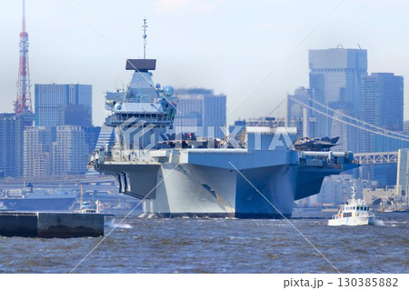 インド太平洋地域の平和維持へ… 東京港を出港する英国海軍・空母『プリンス・オブ・ウェールズ』 130385882