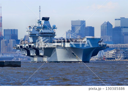 インド太平洋地域の平和維持へ… 東京港を出港する英国海軍・空母『プリンス・オブ・ウェールズ』 130385886