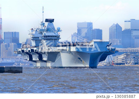 インド太平洋地域の平和維持へ… 東京港を出港する英国海軍・空母『プリンス・オブ・ウェールズ』 130385887
