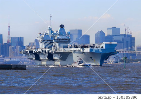 インド太平洋地域の平和維持へ… 東京港を出港する英国海軍・空母『プリンス・オブ・ウェールズ』 130385890