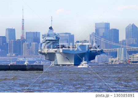 インド太平洋地域の平和維持へ… 東京港を出港する英国海軍・空母『プリンス・オブ・ウェールズ』 130385891