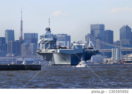 インド太平洋地域の平和維持へ… 東京港を出港する英国海軍・空母『プリンス・オブ・ウェールズ』 130385892
