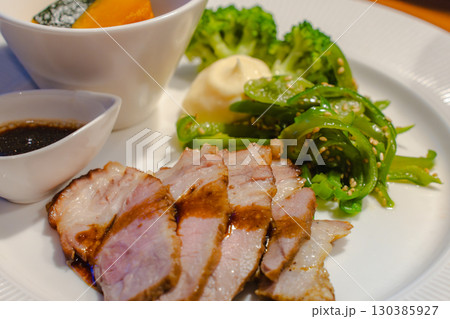 夕食のプレート　豚肉ソテーと野菜のおかず 130385927