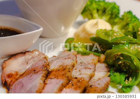 夕食のプレート　豚肉ソテーと野菜のおかず 130385931