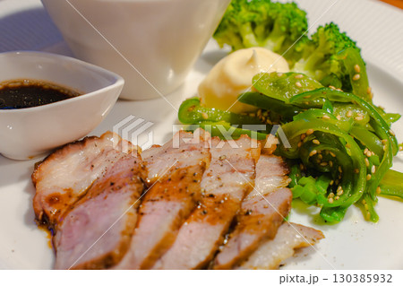 夕食のプレート　豚肉ソテーと野菜のおかず 130385932