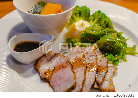 夕食のプレート　豚肉ソテーと野菜のおかず 130385933