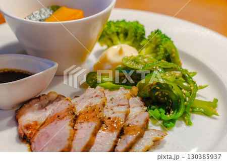 夕食のプレート　豚肉ソテーと野菜のおかず 130385937