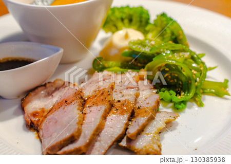 夕食のプレート　豚肉ソテーと野菜のおかず 130385938