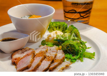 夕食のプレート　豚肉ソテーと野菜のおかず 130385940
