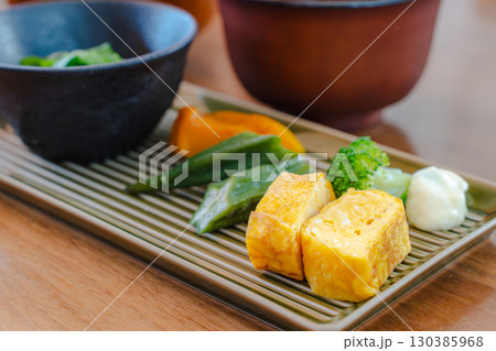 納豆と味噌汁を添えた和朝食の盛り合わせ 納豆と味噌汁を添えた和朝食の盛り合わせ 130385968