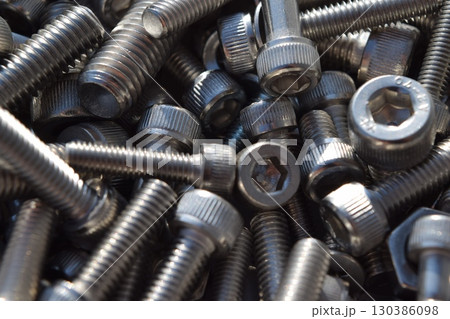 たくさんのボルトとネジ類 たくさんのボルトとネジ類 130386098