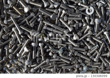 たくさんのボルトとネジ類 130386099