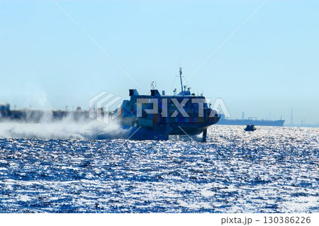 海面を爽快に疾走… 東京港内を翼走するジェットホイル 130386226