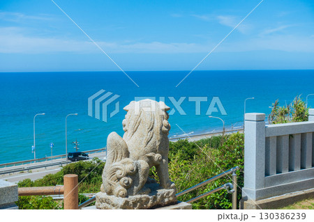 【恵比寿大明神】海を眺める狛犬【白尾灯台より撮影】 130386239