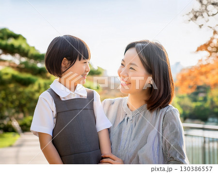 公園で遊ぶ笑顔の母と娘 公園で遊ぶ笑顔の母と娘 130386557