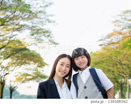 公園で遊ぶ笑顔の母と娘 公園で遊ぶ笑顔の母と娘 130386562