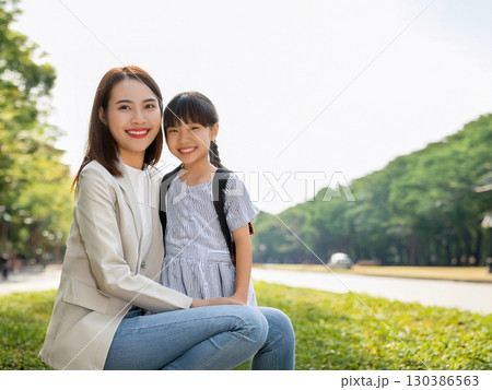 公園で遊ぶ笑顔の母と娘 公園で遊ぶ笑顔の母と娘 130386563