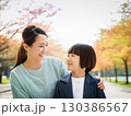 公園で遊ぶ笑顔の母と娘 公園で遊ぶ笑顔の母と娘 130386567