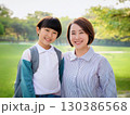 公園で遊ぶ笑顔の母と娘 公園で遊ぶ笑顔の母と娘 130386568
