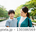 公園で遊ぶ笑顔の母と娘 公園で遊ぶ笑顔の母と娘 130386569