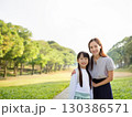 公園で遊ぶ笑顔の母と娘 公園で遊ぶ笑顔の母と娘 130386571