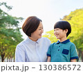公園で遊ぶ笑顔の母と娘 公園で遊ぶ笑顔の母と娘 130386572