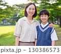 公園で遊ぶ笑顔の母と娘 公園で遊ぶ笑顔の母と娘 130386573