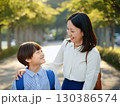 公園で遊ぶ笑顔の母と娘 公園で遊ぶ笑顔の母と娘 130386574