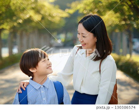 公園で遊ぶ笑顔の母と娘 公園で遊ぶ笑顔の母と娘 130386574