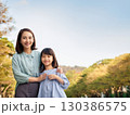 公園で遊ぶ笑顔の母と娘 公園で遊ぶ笑顔の母と娘 130386575
