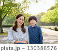 公園で遊ぶ笑顔の母と娘 公園で遊ぶ笑顔の母と娘 130386576