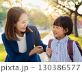 公園で遊ぶ笑顔の母と娘 公園で遊ぶ笑顔の母と娘 130386577