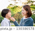 公園で遊ぶ笑顔の母と娘 公園で遊ぶ笑顔の母と娘 130386578