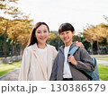 公園で遊ぶ笑顔の母と娘 公園で遊ぶ笑顔の母と娘 130386579