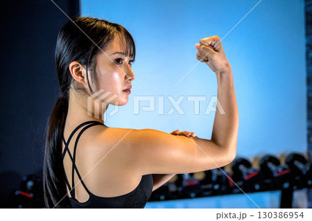 ジムで運動するかっこいい女性の後ろ姿 力こぶ 上半身 筋トレ女子 ジムで運動するかっこいい女性の後ろ姿 力こぶ 上半身 筋トレ女子 130386954